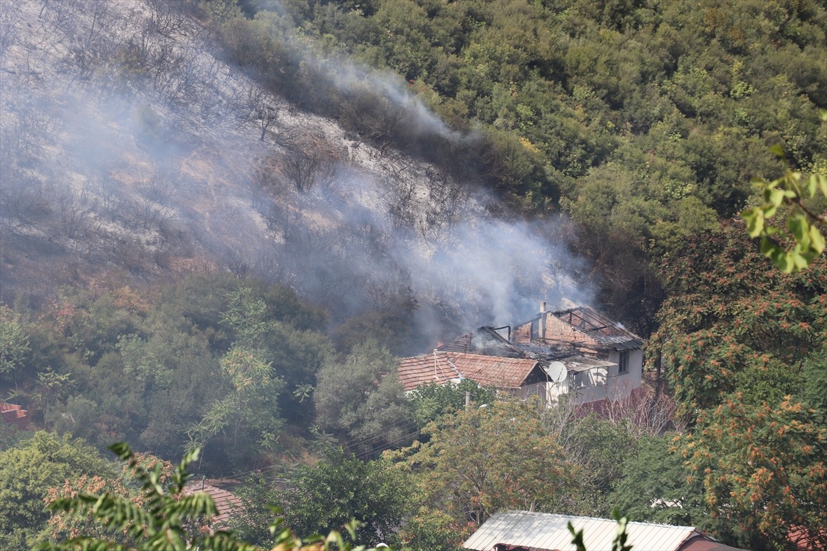 Kocaeli'nin İzmit ilçesinde, Yeni Mahalle mevkisindeki ağaçlık ve makilik alanda yangın...