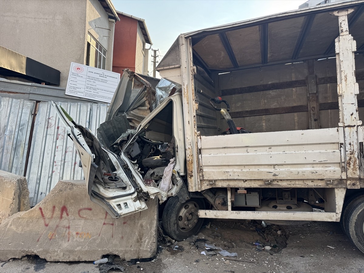 Kocaeli'nin İzmit ilçesinde yokuştan inerken beton bloka çarpan kamyonetin sürücüsü...