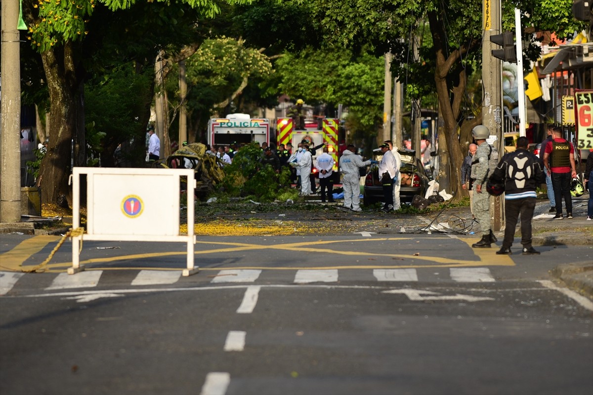 Kolombiya'nın Cali kentindeki askeri hava üssü yakınlarında bir kamyonla düzenlenen bombalı...