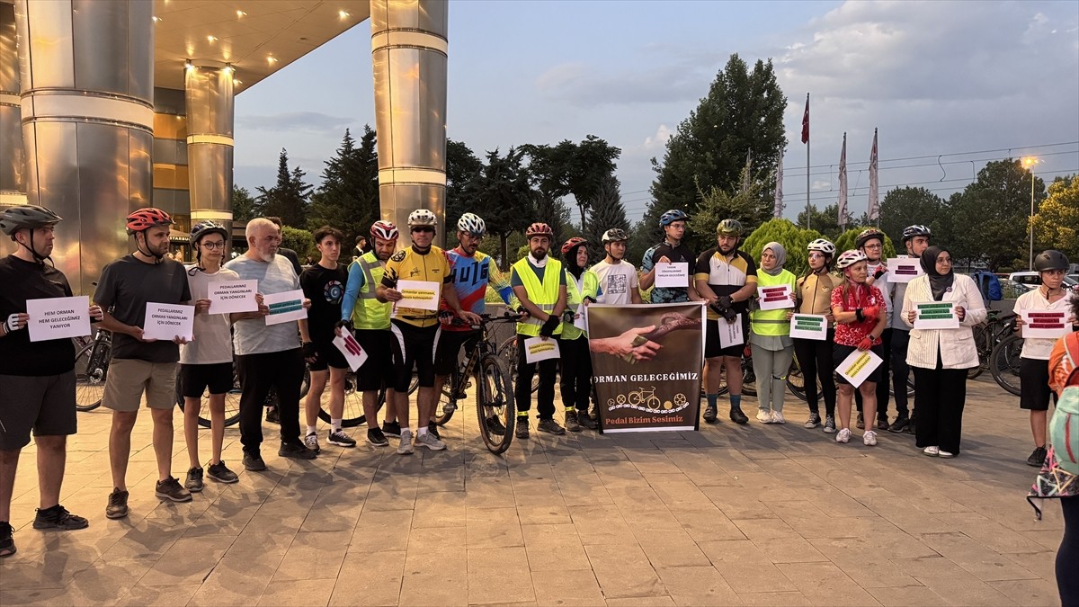 Konya'da kadın bisikletçiler, orman yangınlarına dikkati çekmek amacıyla pedal çevirdi.  Konya...