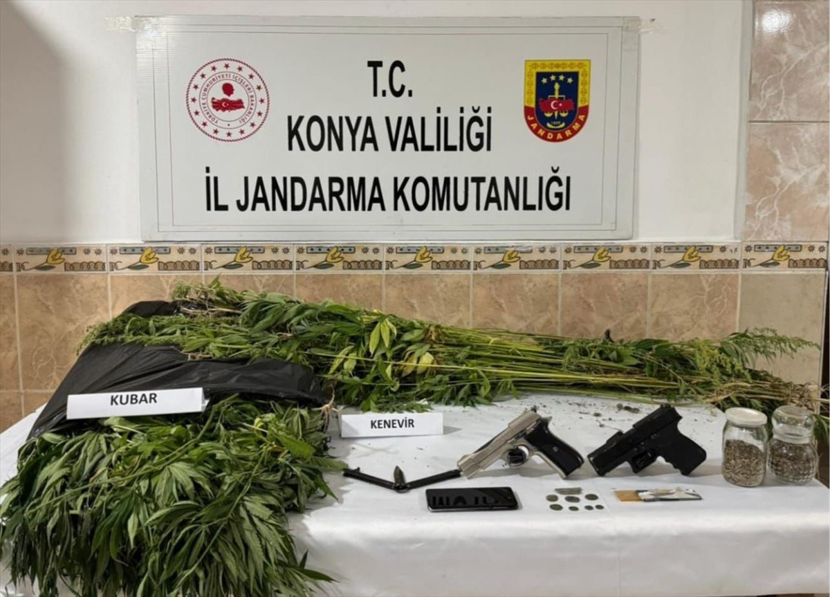 Konya'nın Akşehir ilçesinde tarihi eser ve uyuşturucu operasyonunda gözaltına alınan 3 şüpheli...