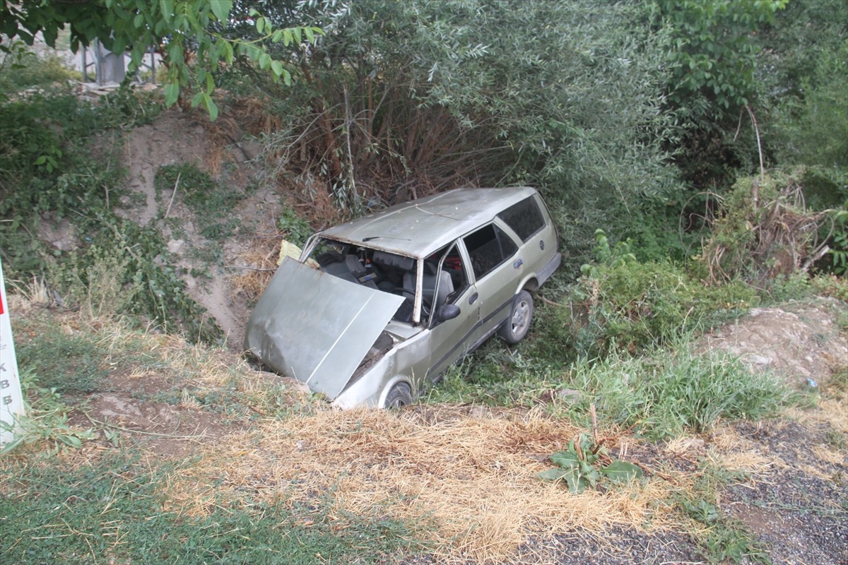 Konya'nın Beyşehir ilçesinde su kanalına düşen otomobildeki 3 kişi yaralandı.