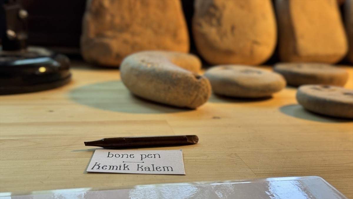 Konya'nın Çumra ilçesinde kazısına geçen yıl başlanılan Türkmen Karahöyük'te oyuncaklar, mühürler...