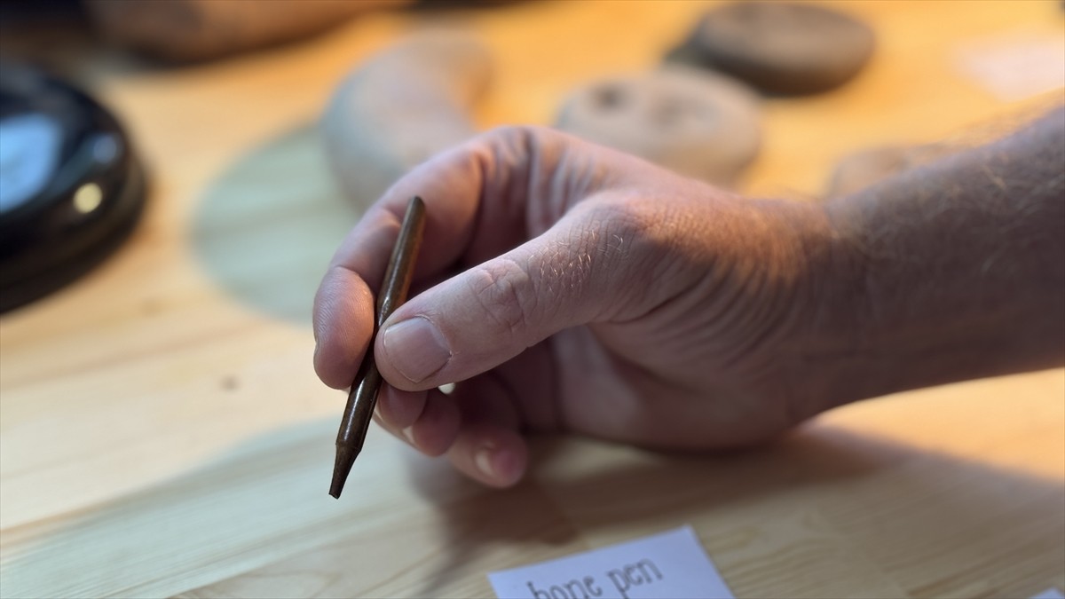 Konya'nın Çumra ilçesinde kazısına geçen yıl başlanılan Türkmen Karahöyük'te oyuncaklar, mühürler...