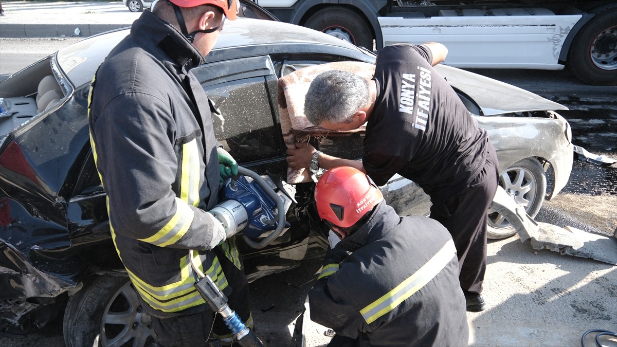 Konya'nın Karapınar ilçesinde bir tırın, önünde seyreden otomobile çarpması sonucu 3 kişi...
