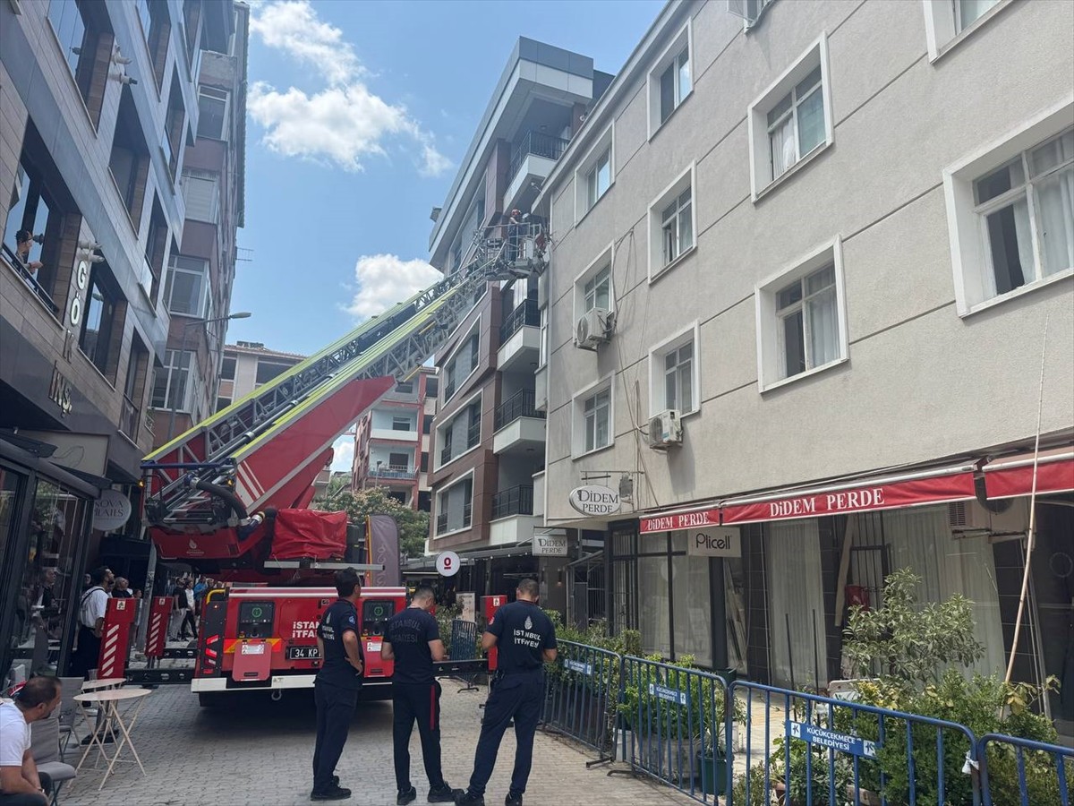 Küçükçekmece'de kentsel dönüşüm kapsamında boşaltılan 5 katlı apartman yıkım sırasında...