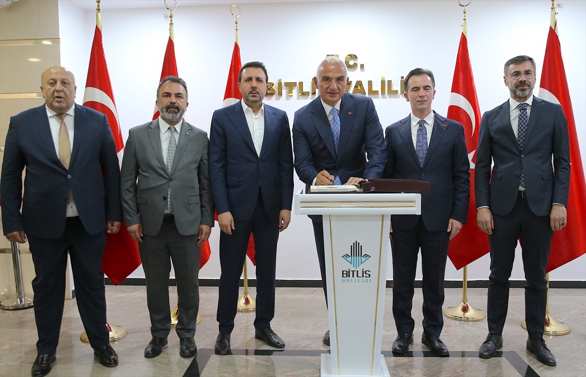Kültür ve Turizm Bakanı Mehmet Nuri Ersoy, Bitlis'te Valiliği ziyaret etti, şeref defterini...
