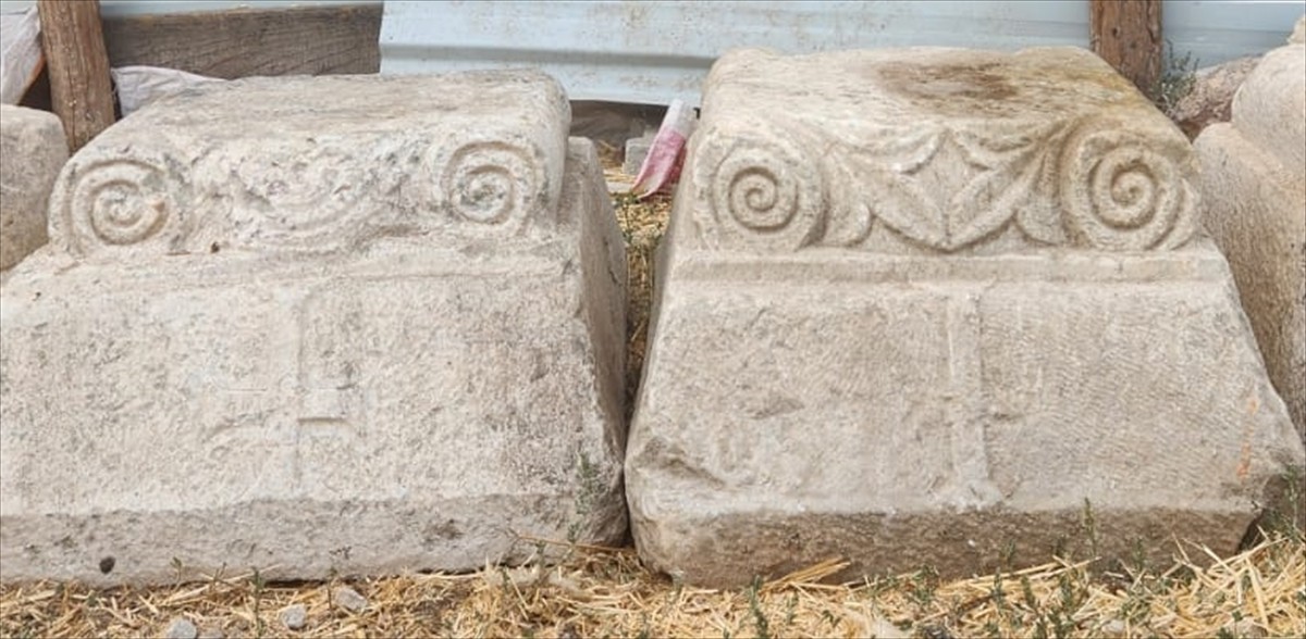 Kütahya'da bir evde Bizans dönemine ait olduğu değerlendirilen 4 mermer sütun başlığı ele...