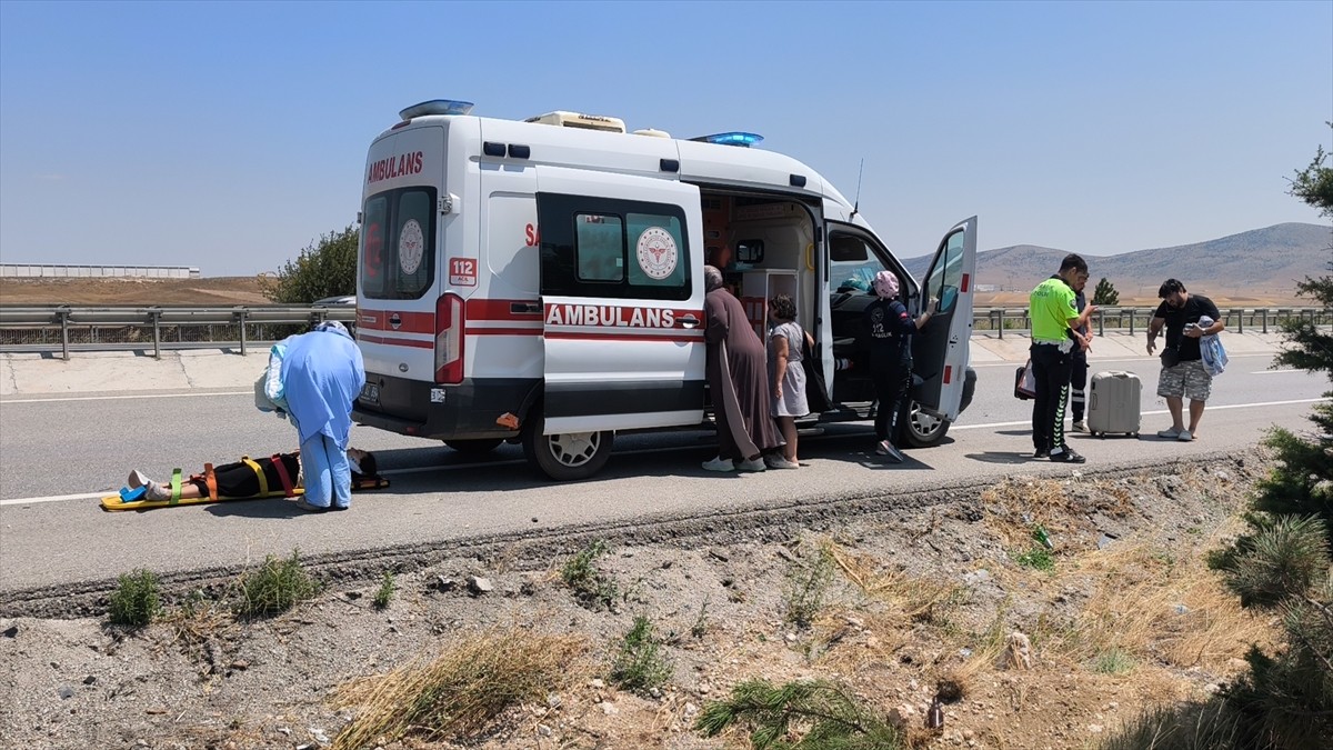 Kütahya'da hafif ticari aracın tarlaya devrilmesi sonucu aynı aileden 4 kişi yaralandı.
