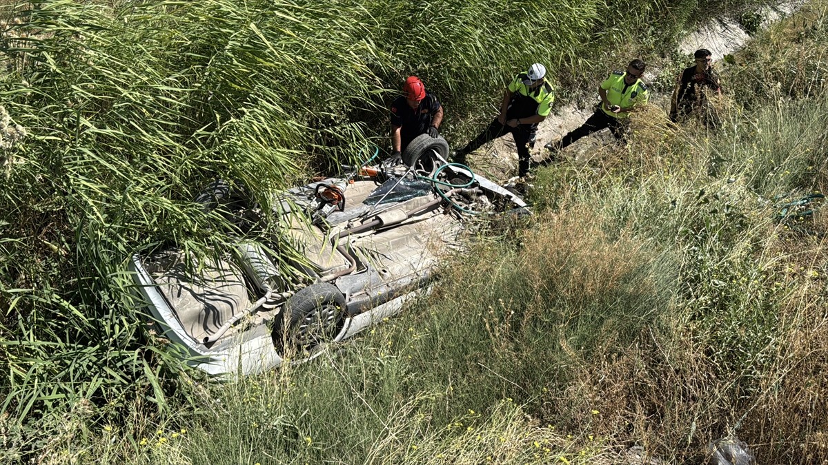 Kütahya'da yol kenarındaki su kanalına devrilen otomobilde sıkışan anne ve kızı...