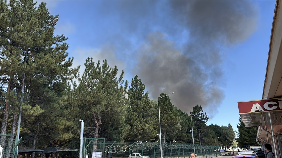 Kütahya'daki Hava Er Eğitim Tugayı'na ait yemekhane çıkan yangın, ekiplerin müdahalesiyle...
