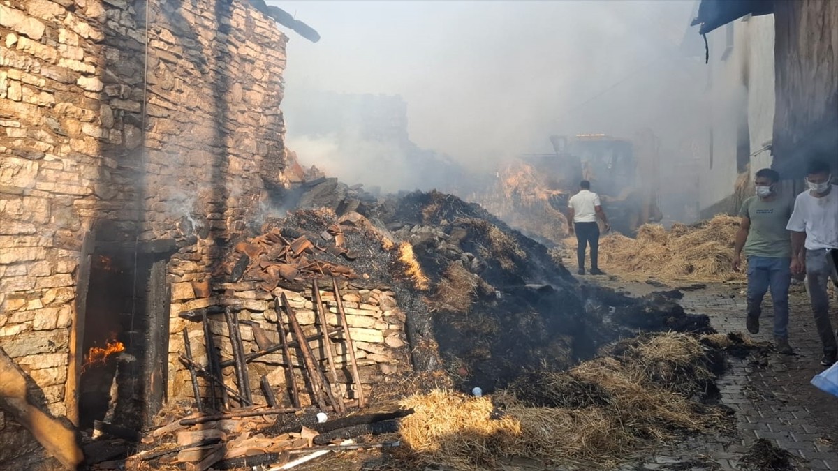 Kütahya'nın Emet ilçesinde, bir köyde çıkan yangında 2 ev 4 samanlık kullanılamaz hale...