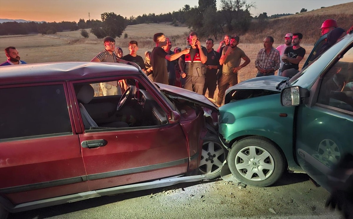 Kütahya'nın Gediz ilçesinde, otomobille hafif ticari aracın çarpışması sonucu 2 kişi öldü, 1 kişi...