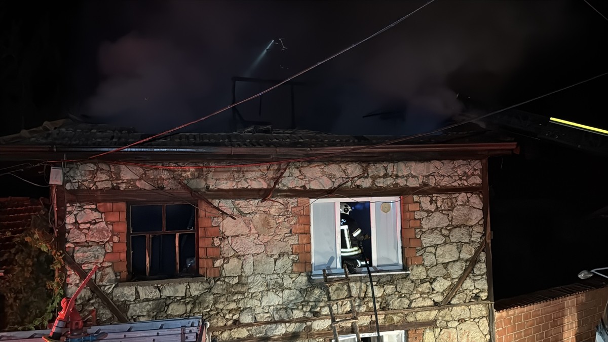 Kütahya'nın Tavşanlı ilçesinde, bir köyde çıkan yangında 4 ev kullanılamaz hale geldi.