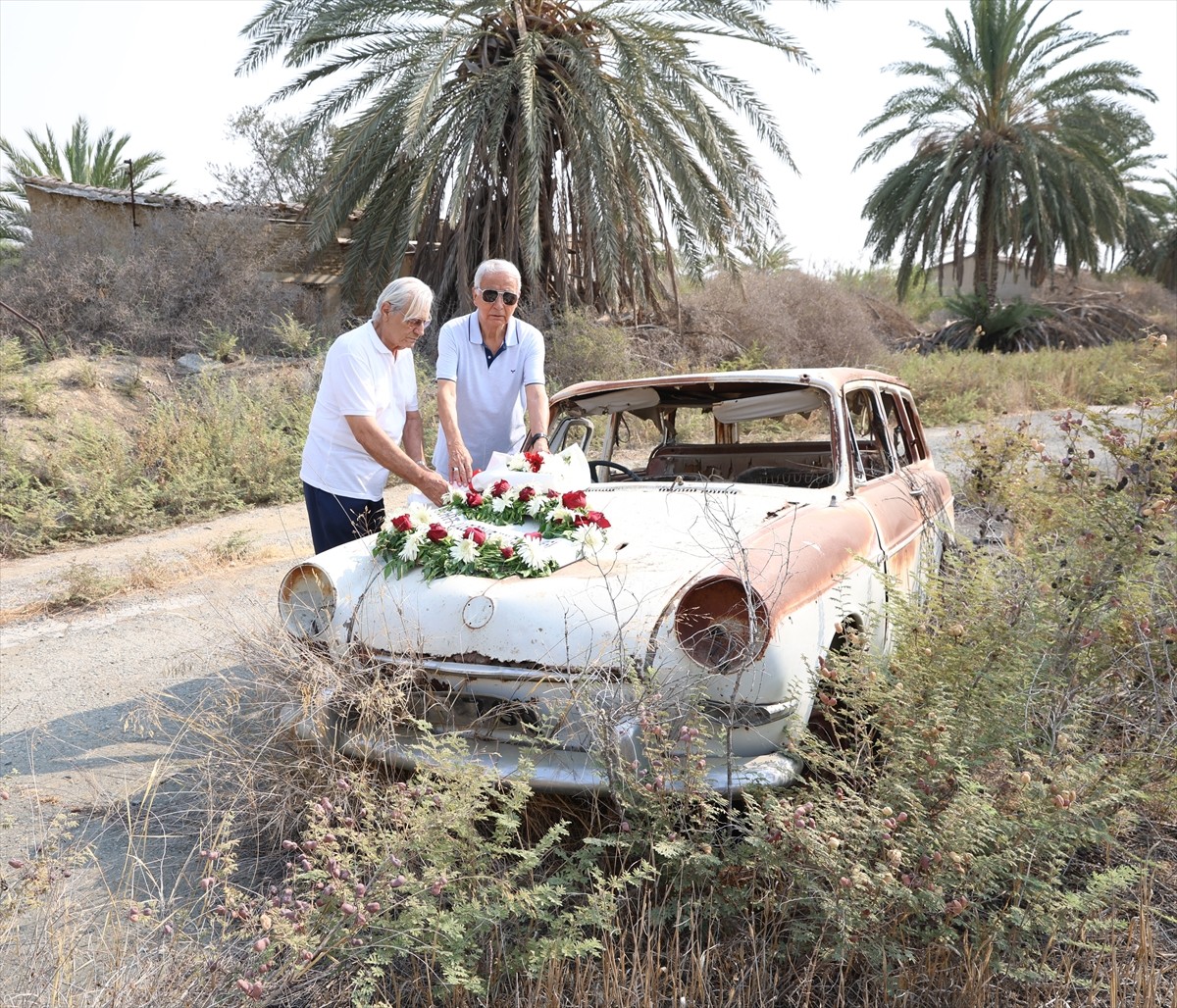 Kuzey Kıbrıs Türk Cumhuriyeti'nde (KKTC) Kıbrıs Barış Harekatı'nın ikinci aşamasını izlerken...