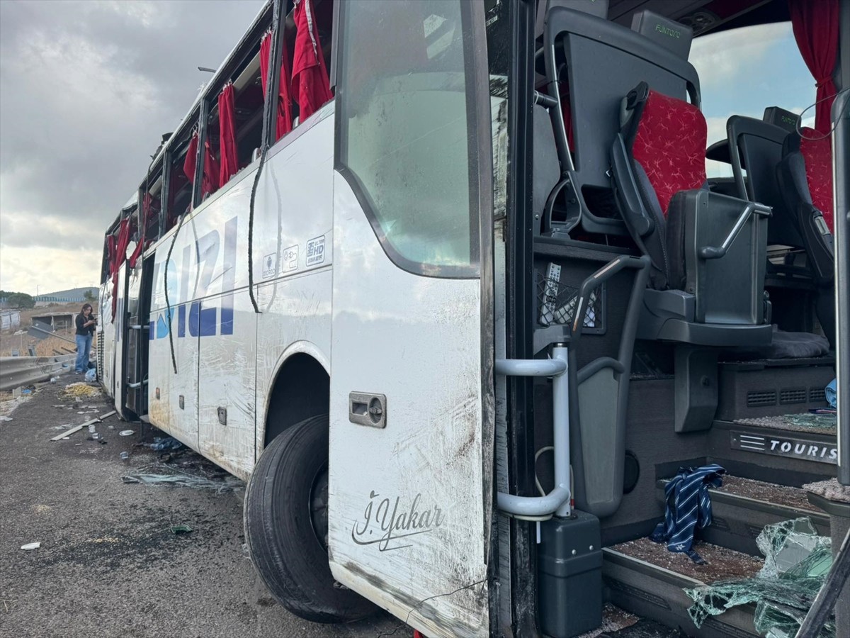 Kuzey Marmara Otoyolu'nda yolcu otobüsünün bariyerlere çarpması sonucu ilk belirlemelere göre 3...