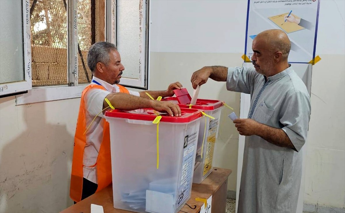 Libyalılar yerel seçimlerin ikinci aşamasında başkent Trablus dahil birçok kentte sandık başına...