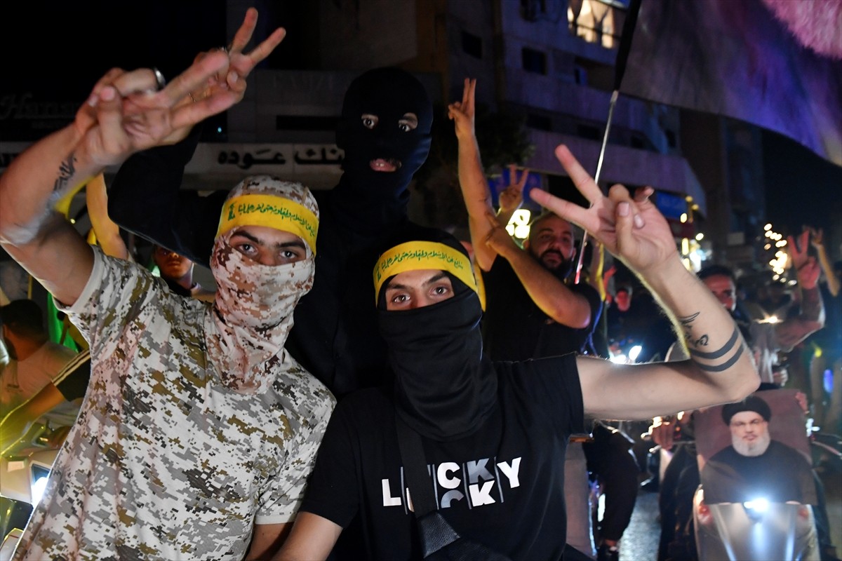 Lübnan’da Hizbullah ve müttefiki Emel Hareketi destekçileri, hükümetin ülkedeki tüm silahların...