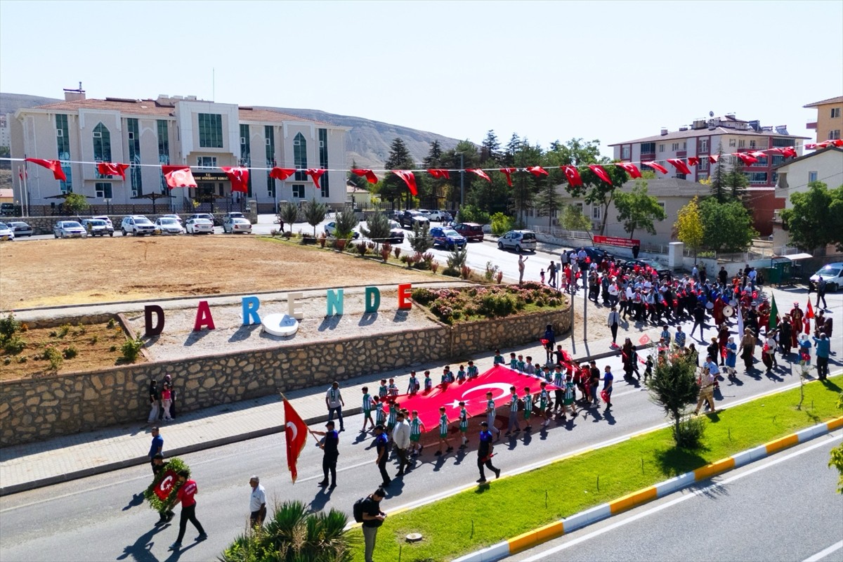 Malatya'nın Darende ilçesinde Zengibar Karakucak Güreş ve Kültür Festivali, kortej yürüyüşüyle...
