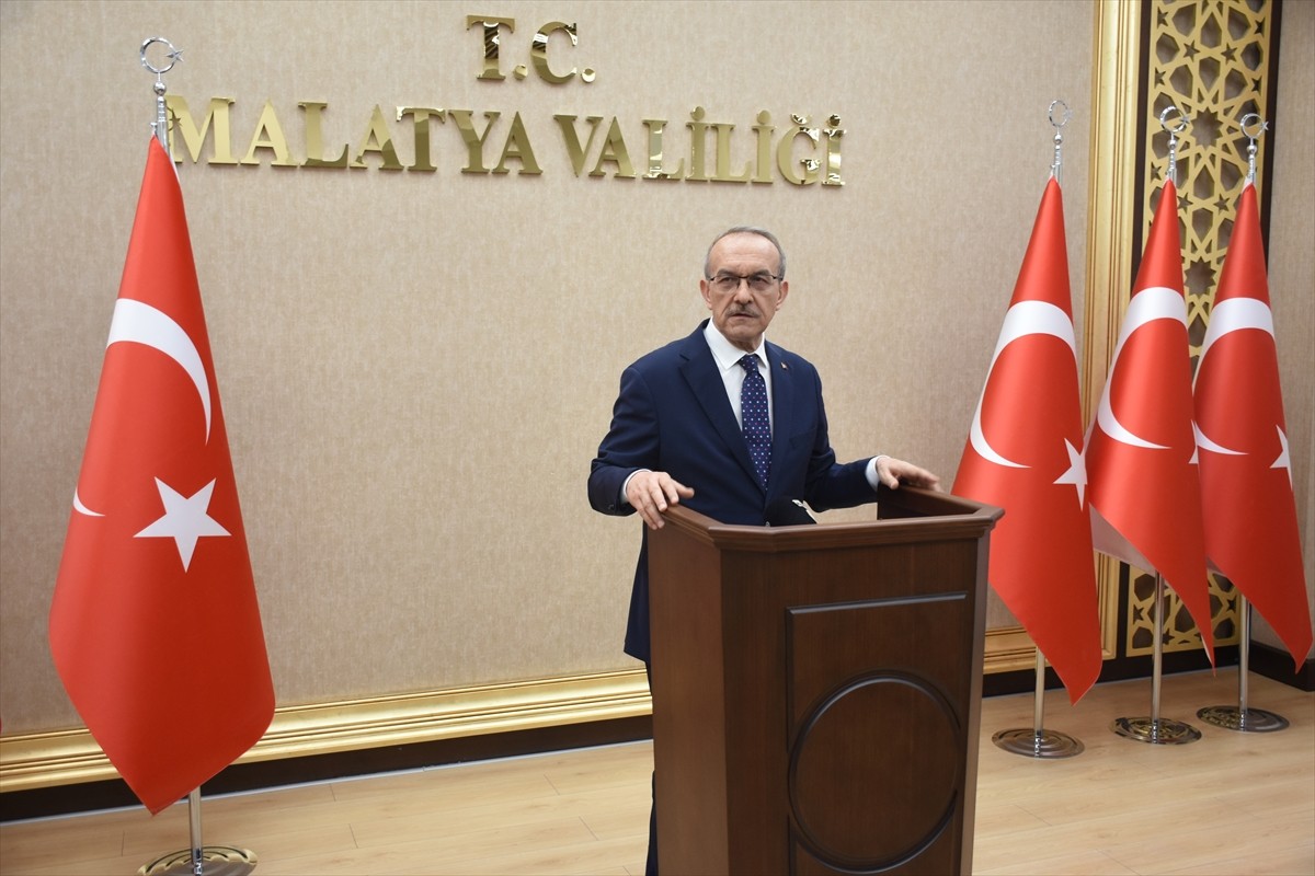 Malatya Valisi Seddar Yavuz, Kahramanmaraş merkezli 6 Şubat 2023'te meydana gelen depremlerde ağır...