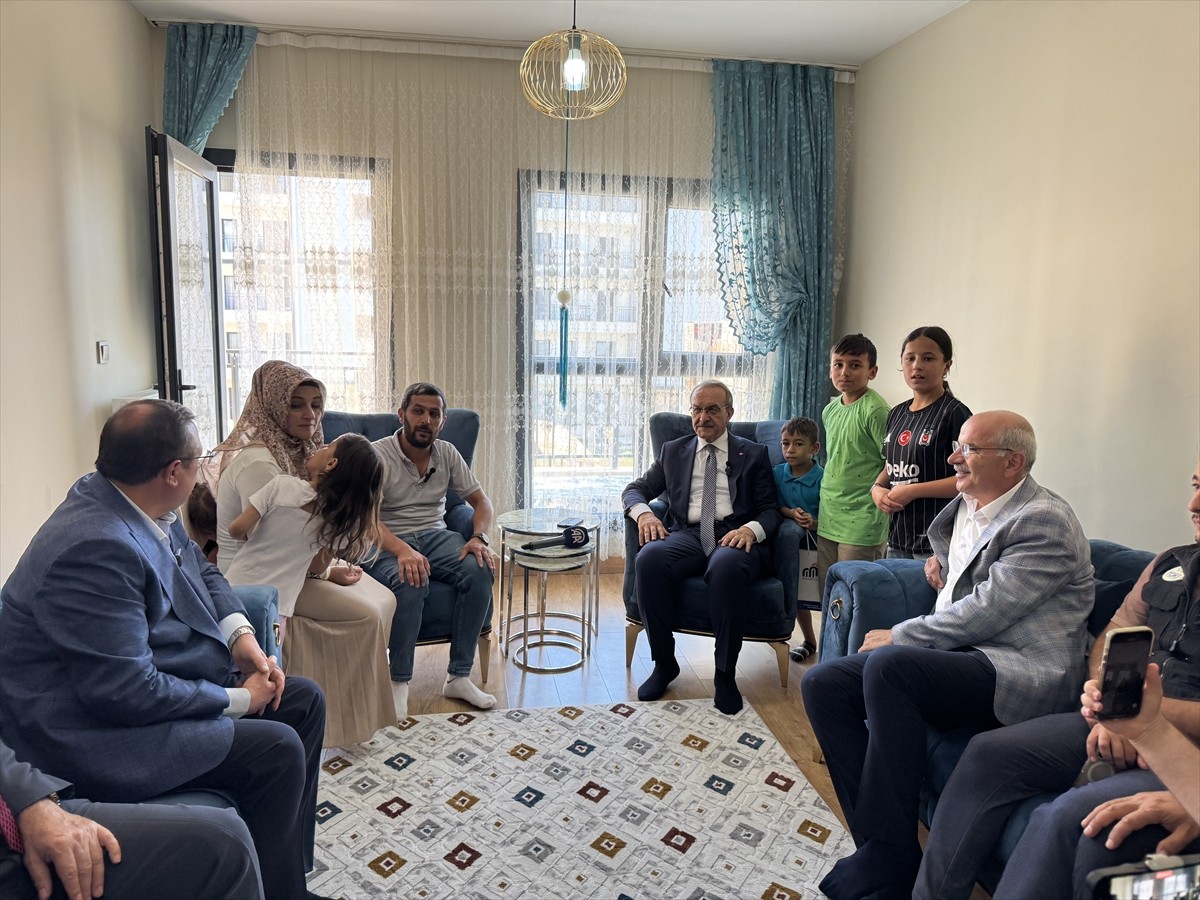 Malatya Valisi Seddar Yavuz (sağda 2), yaşamın başladığı Akkent Sitesi'nde kalıcı konutuna...