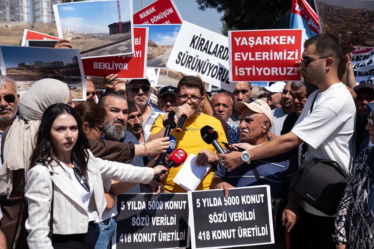 Mamak'ta kentsel dönüşüm kapsamında mağdur olduklarını öne süren bir grup vatandaş, evlerinin bir...