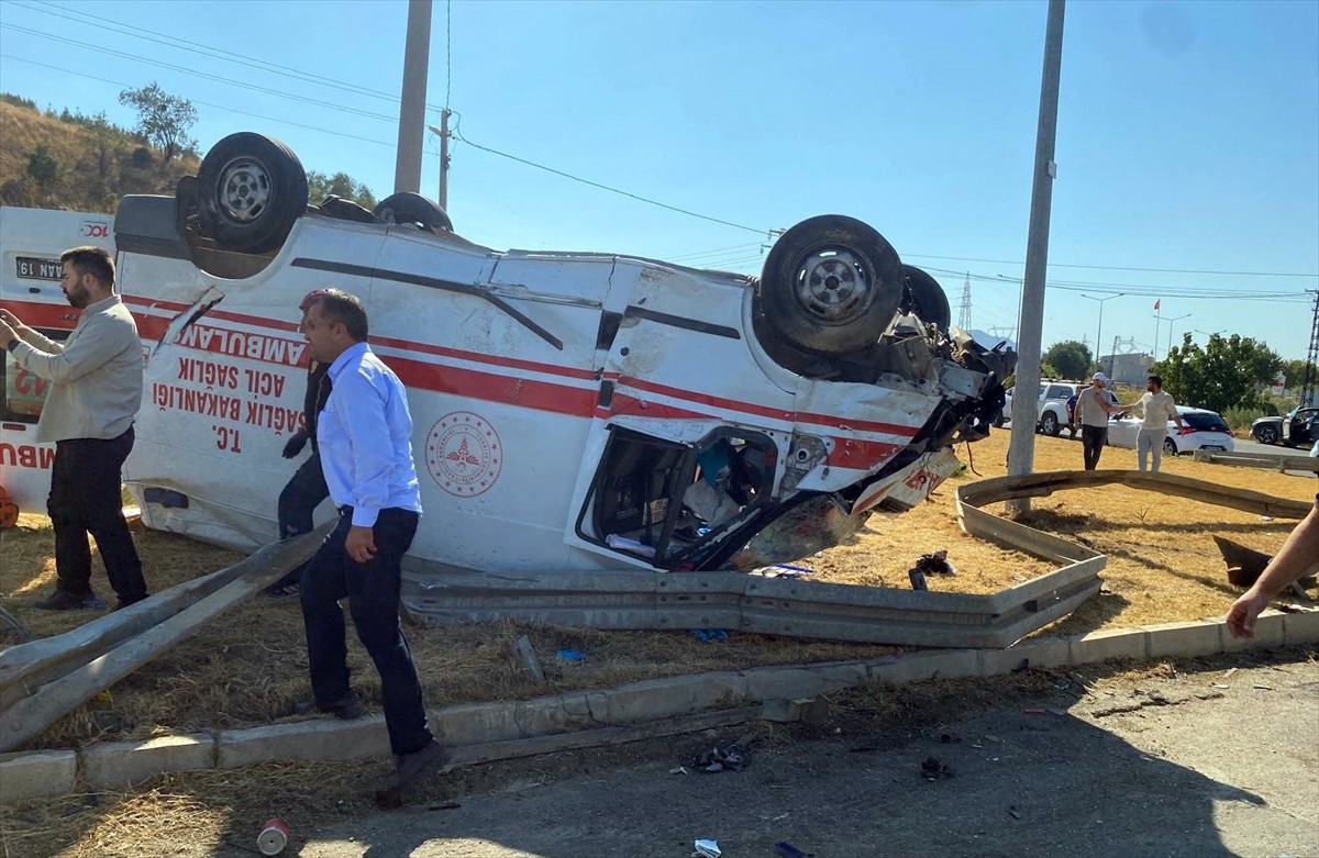 Manisa'nın Alaşehir ilçesinde ambulansla otomobilin çarpışması sonucu 1 kişi öldü, 6 kişi...