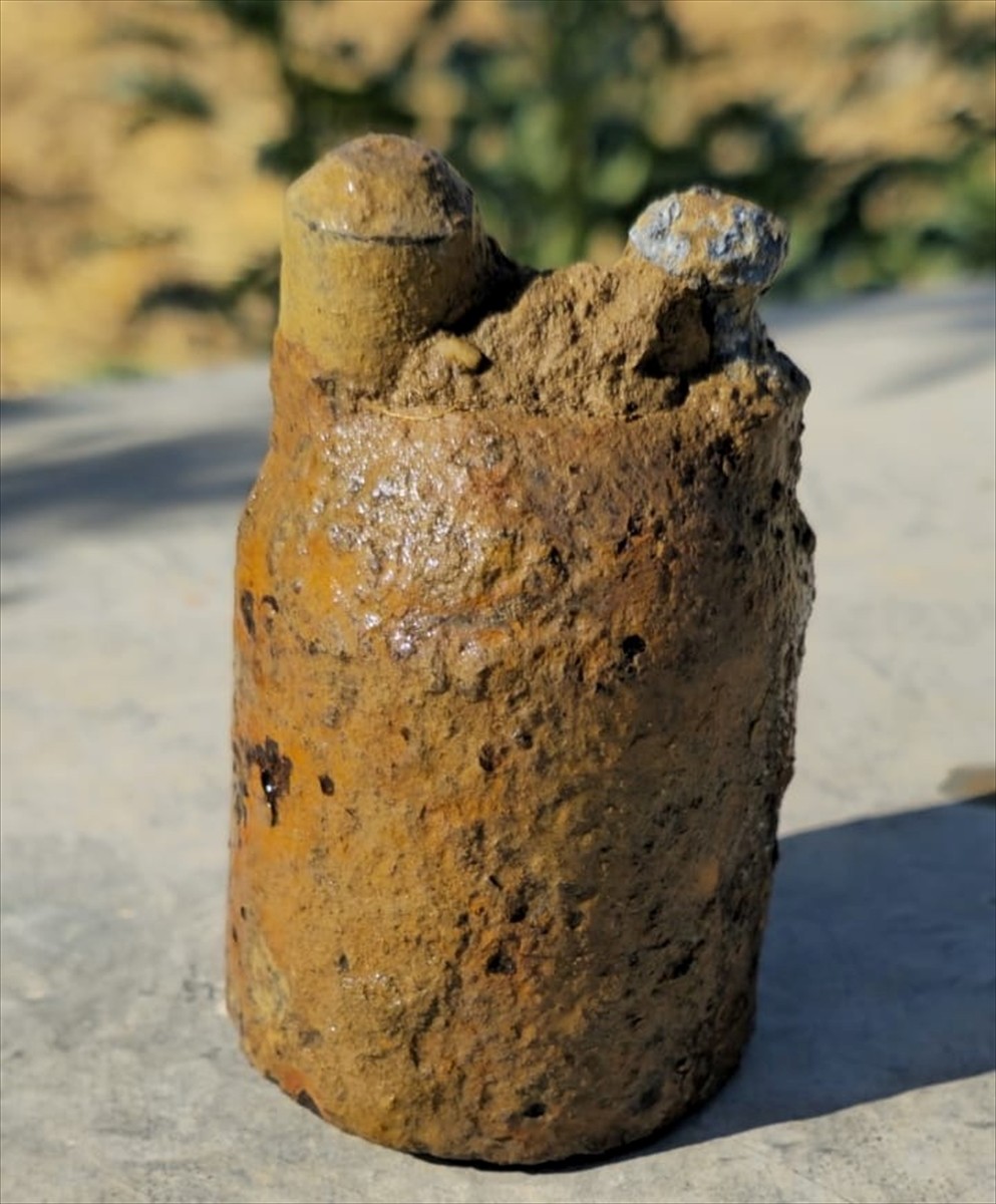 Manisa'nın Salihli ilçesinde patlamamış halde bulunan top mermisi, polis ekiplerince imha...