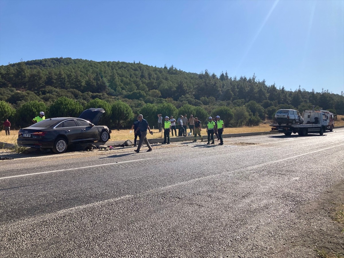 Manisa'nın Sarıgöl ilçesinde iki otomobilin çarpışması sonucu bir kişi hayatını kaybetti, 3 kişi...