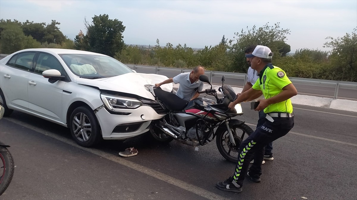 Manisa'nın Şehzadeler ilçesinde otomobilin çarptığı motosikletteki baba ile 9 ve 14 yaşındaki...