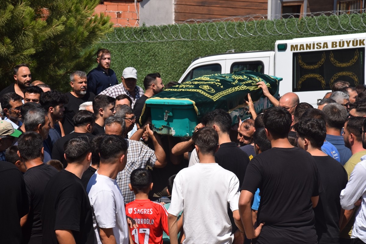 Manisa'nın Turgutlu ilçesinde otomobilin tıra arkadan çarptığı kazada hayatını kaybeden amca...