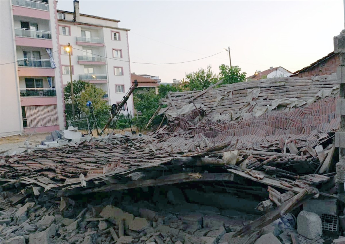 Manisa Valiliği, merkez üssü Balıkesir'in Sındırgı ilçesi olan 6,1 büyüklüğünde depremde Manisa'da...
