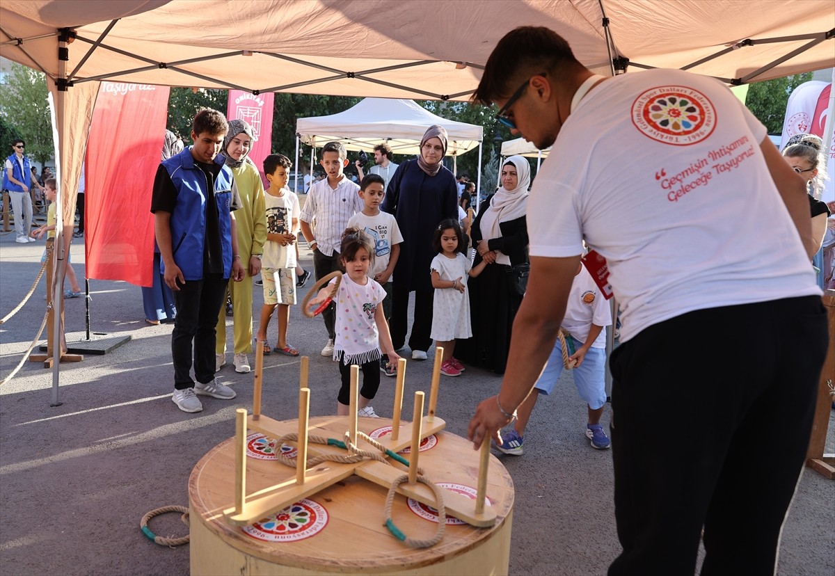 Mardin'de, Türkiye Geleneksel Spor Dalları Federasyonunun "Geleneksel Oyunlar Tırı" çocuklarla...