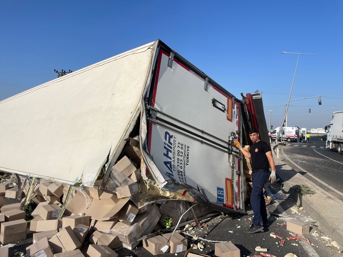 Mardin'in Kızıltepe ilçesinde halk otobüsü ile tırın çarpışması sonucu 10 kişi...