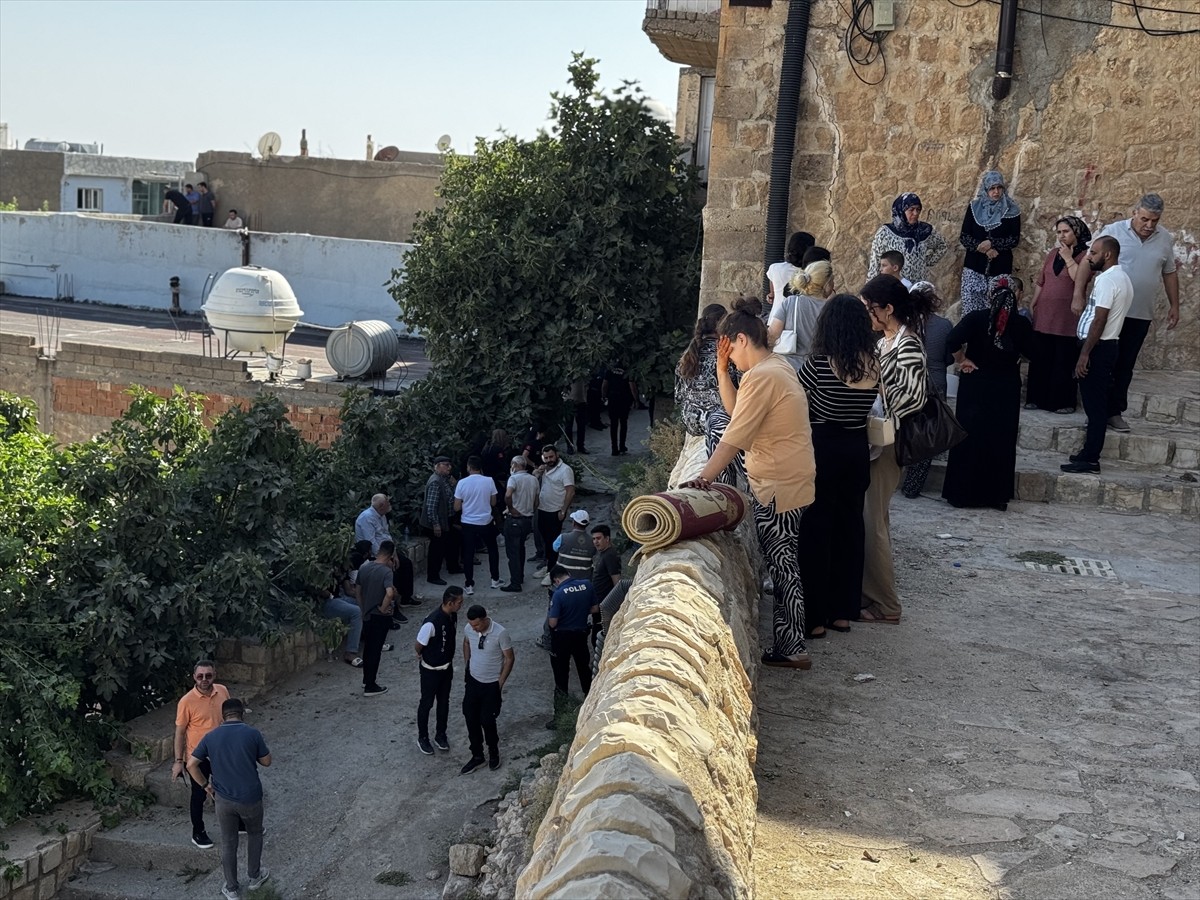 Mardin'in merkez Artuklu ilçesinde biri 60, diğeri 65 yaşındaki iki kız kardeş evlerinde ölü...