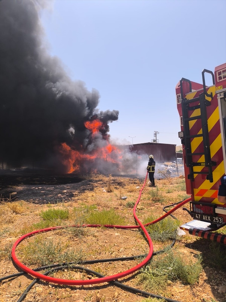 Mardin'in merkez Artuklu ilçesinde, plastik boruların depolandığı açık alanda çıkan yangın...