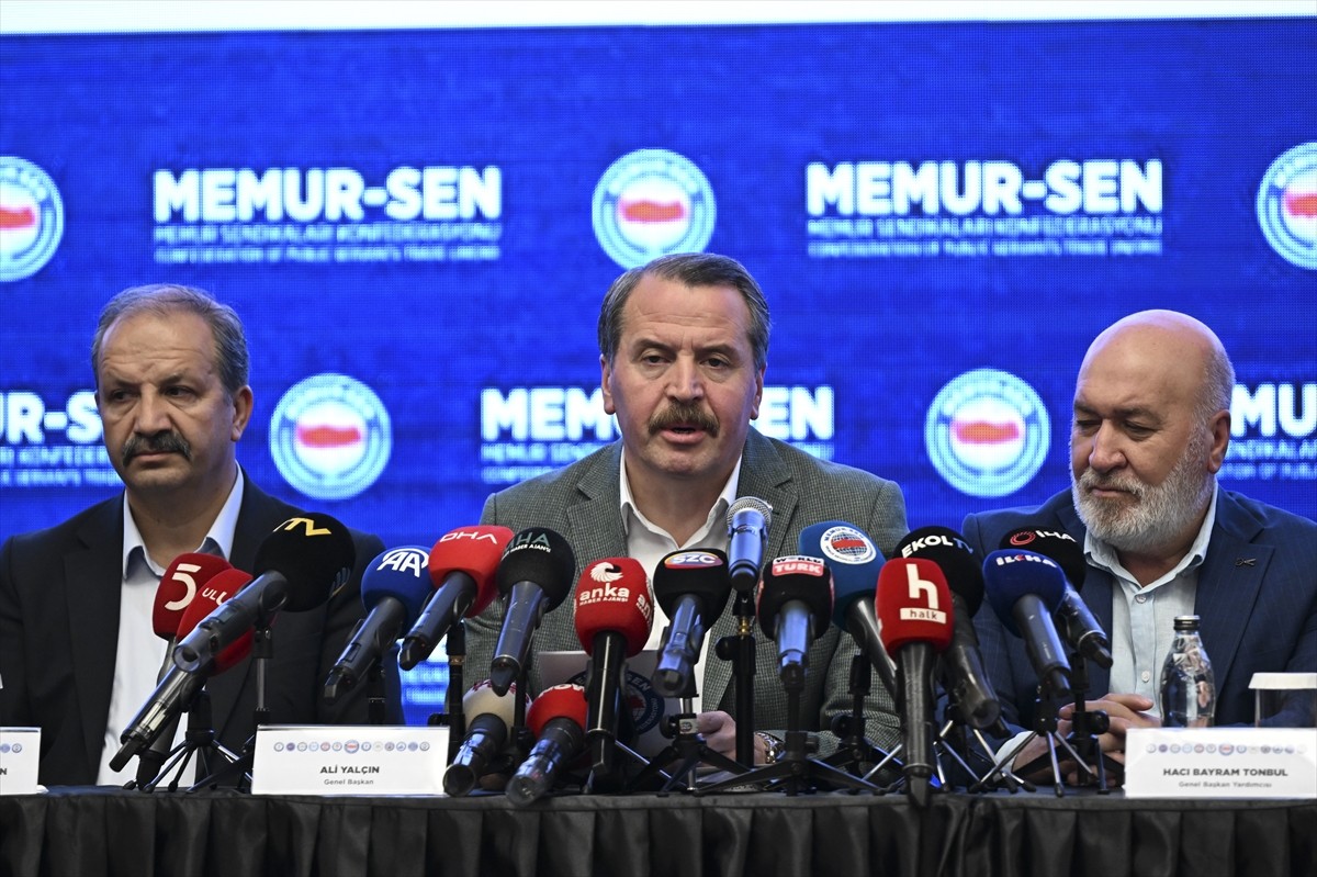 Memur-Sen Genel Başkanı Ali Yalçın, Memur-Sen Genel Merkezi'nde, 8. Dönem Kamu Toplu Sözleşme ve...