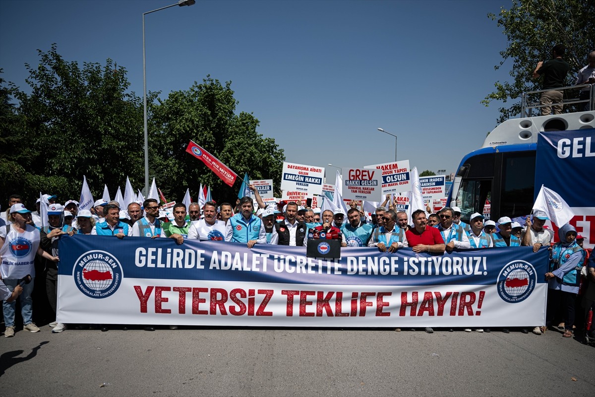 Memur-Sen üyeleri, 8. Dönem Kamu Toplu Sözleşme görüşmeleri kapsamında, Kamu İşveren Heyetinin...