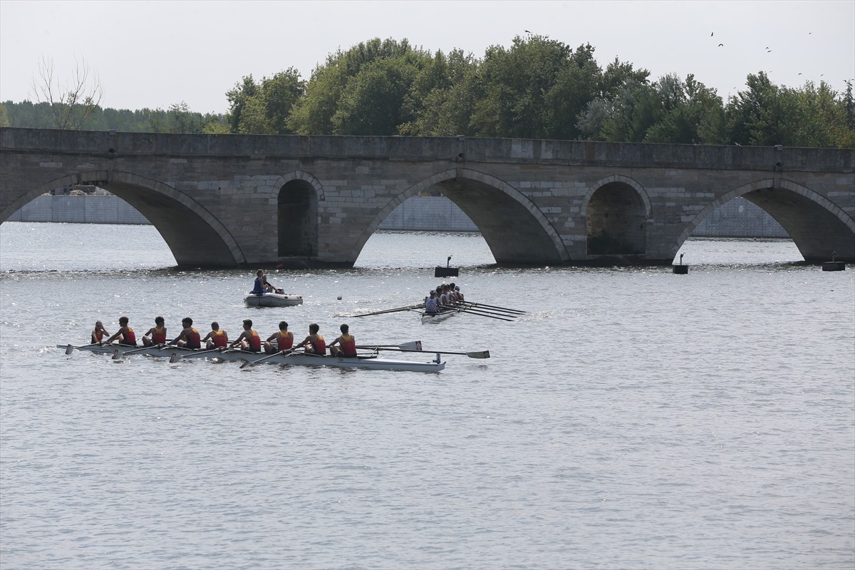 Meriç Nehri'nde düzenlenen Gençler Türkiye Kürek Şampiyonası, ikinci gün yarışlarıyla devam...