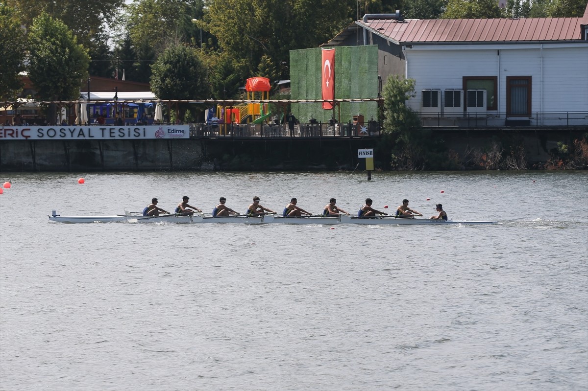 Meriç Nehri'nde düzenlenen Gençler Türkiye Kürek Şampiyonası, ikinci gün yarışlarıyla devam...