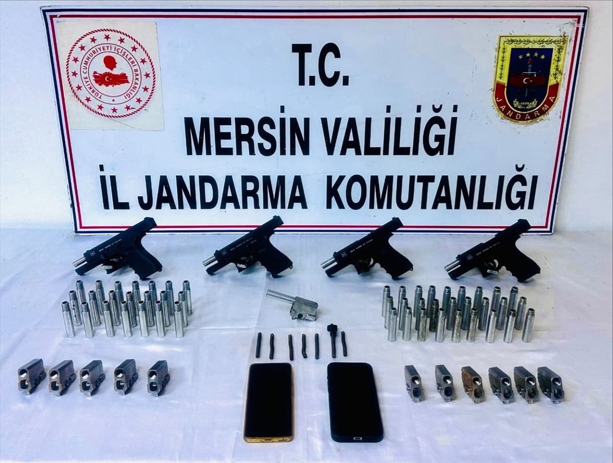 Mersin'de 13 Mayıs'ta 70 ruhsatsız tabancanın ele geçirildiği operasyona ilişkin suç örgütü...
