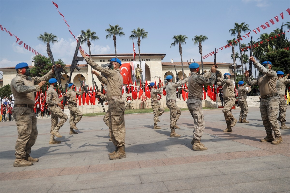 Mersin'de, 30 Ağustos Zafer Bayramı ve Türk Silahlı Kuvvetleri Günü dolayısıyla tören düzenlendi....