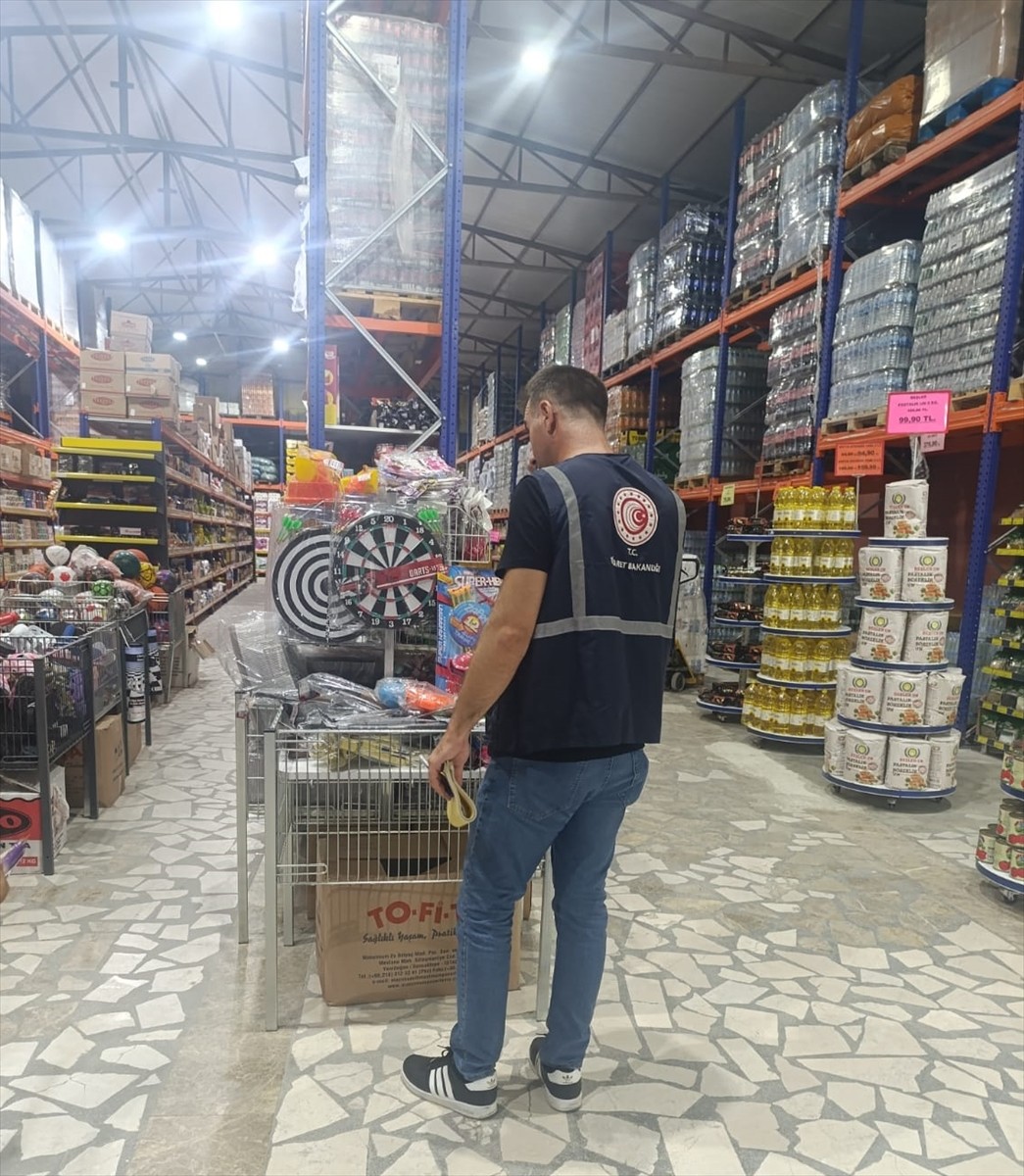 Mersin'de İl Ticaret Müdürlüğü ekipleri, market, kafe ve restoranlarda fiyat, etiket ve menü...