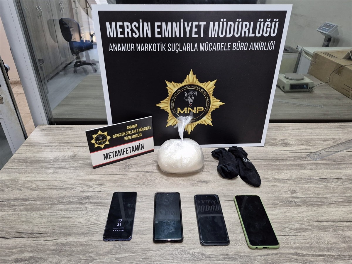 Mersin'in Anamur ilçesinde düzenlenen uyuşturucu operasyonunda gözaltına alınan 3 zanlı...