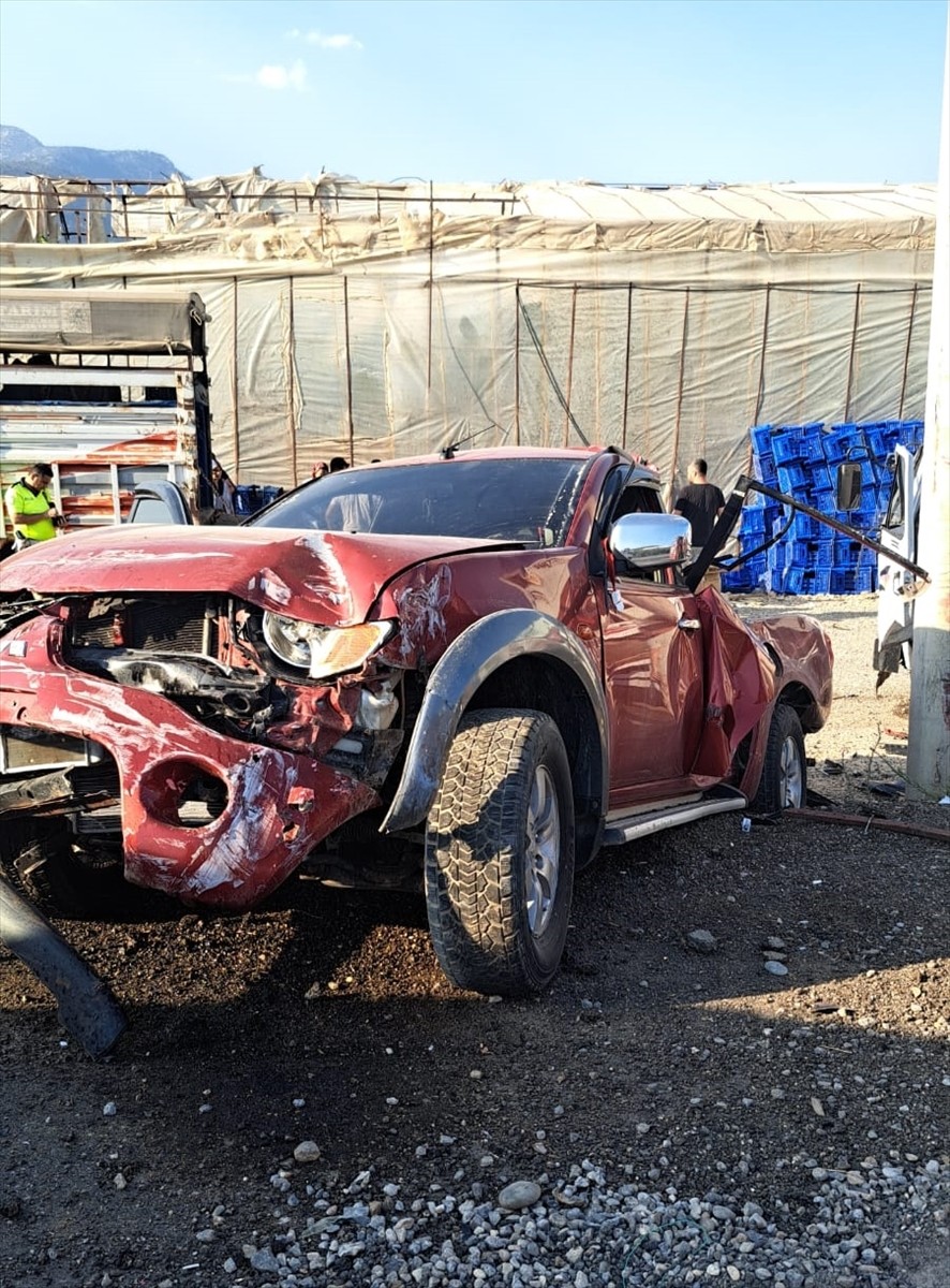Mersin'in Bozyazı ilçesinde park halindeki kamyona çarpan pikaptaki 3 kişi yaralandı.