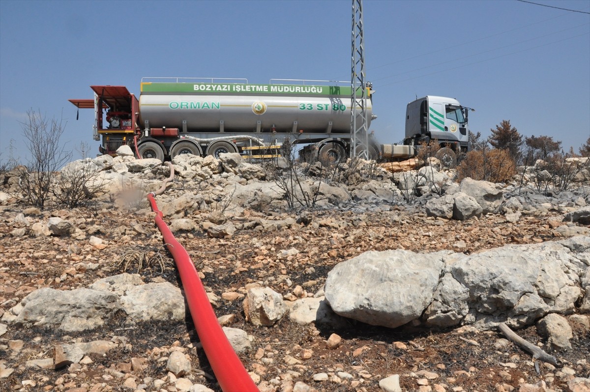 Mersin'in Silifke ilçesinde, 26 Temmuz'da çıkan orman yangınında söndürme helikopterlerinin...