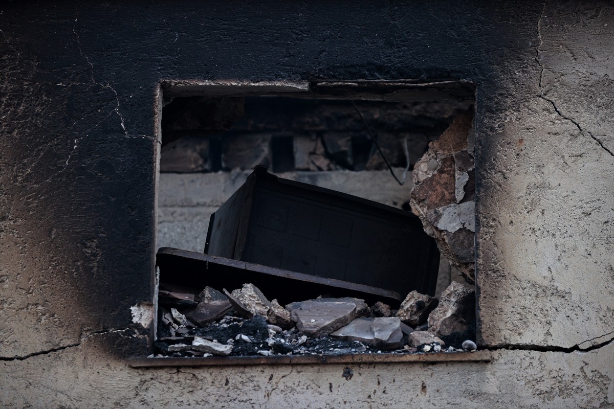 Mersin'in Silifke ilçesinde çıkan orman yangınına ekiplerin havadan ve karadan müdahalesi devam...