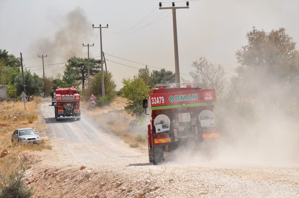 Mersin'in Silifke ilçesinde ormanlık alanda çıkan yangına havadan ve karadan müdahale...
