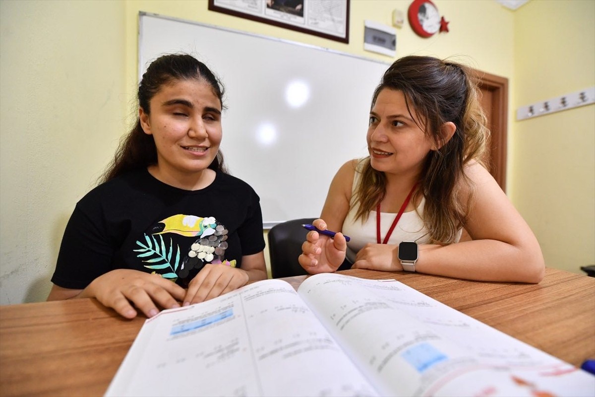 Mersin'in Silifke ilçesinde Yükseköğretim Kurumları Sınavı'na (YKS) giren görme engelli Nazalin...