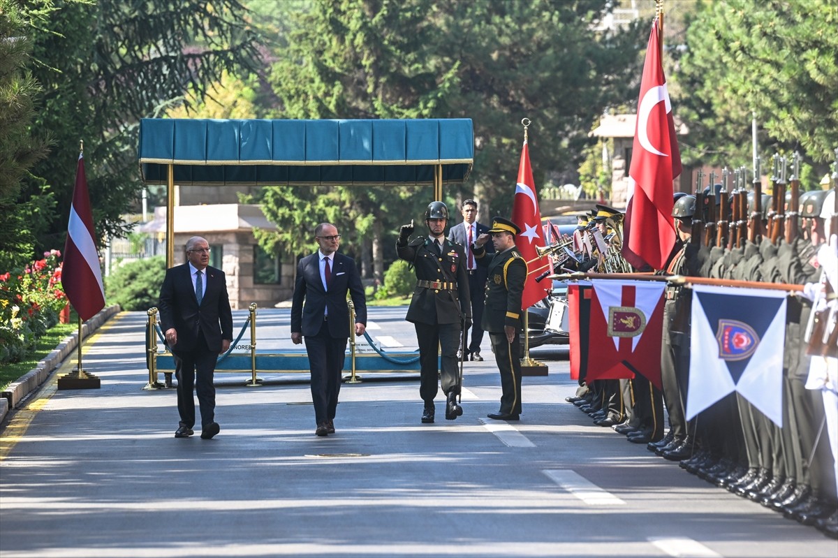Milli Savunma Bakanı Yaşar Güler, Letonya Savunma Bakanı Andris Spruds ile bir araya geldi. Güler...